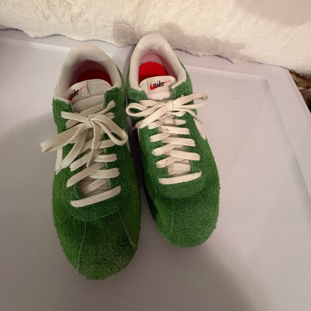 Nike sneakers green suede size 10 women